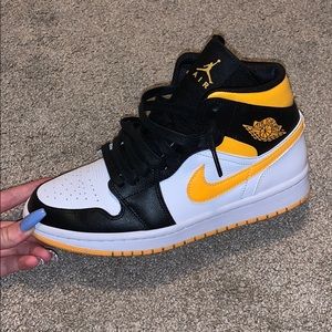 Air Jordan 1, gold yellow (as you can see in pics)